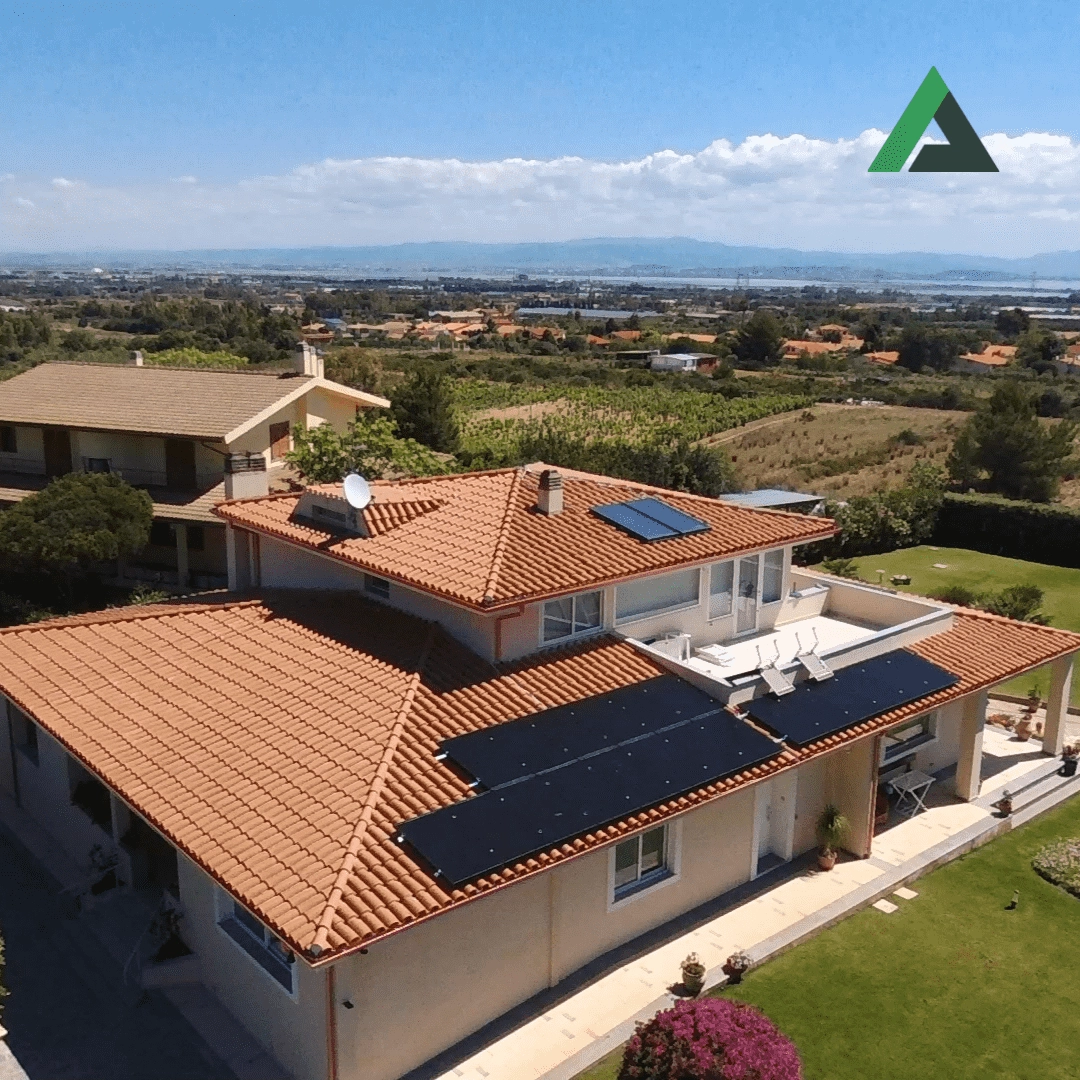 Vista aerea di una villetta in Sardegna con impianto fotovoltaico installato da Delta KiloWatt sul tetto, esempio di intervento per l’efficienza energetica e il comfort abitativo.