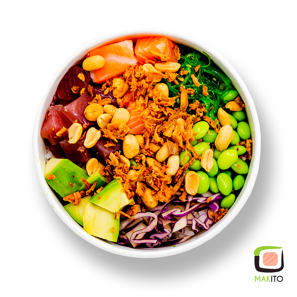 Colorata poke bowl Makito con salmone, tonno, avocado, edamame, cavolo viola, arachidi e cipolla croccante, simbolo di un pasto sano, veloce e personalizzabile ispirato allo stile hawaiano.