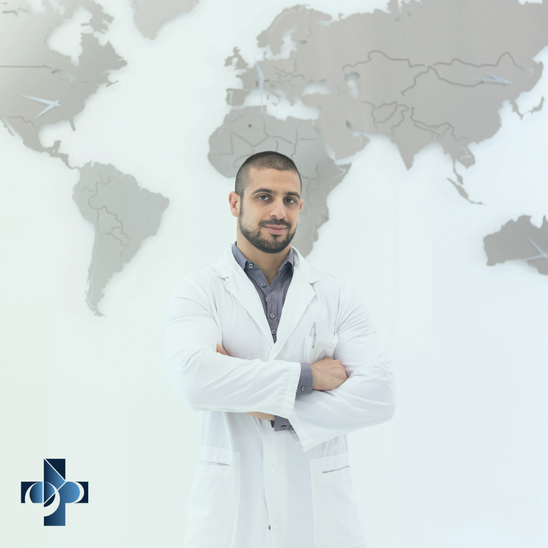 Il dottor Alessandro Pudda, ortopedico specializzato in medicina rigenerativa, posa con camice bianco davanti a una mappa del mondo