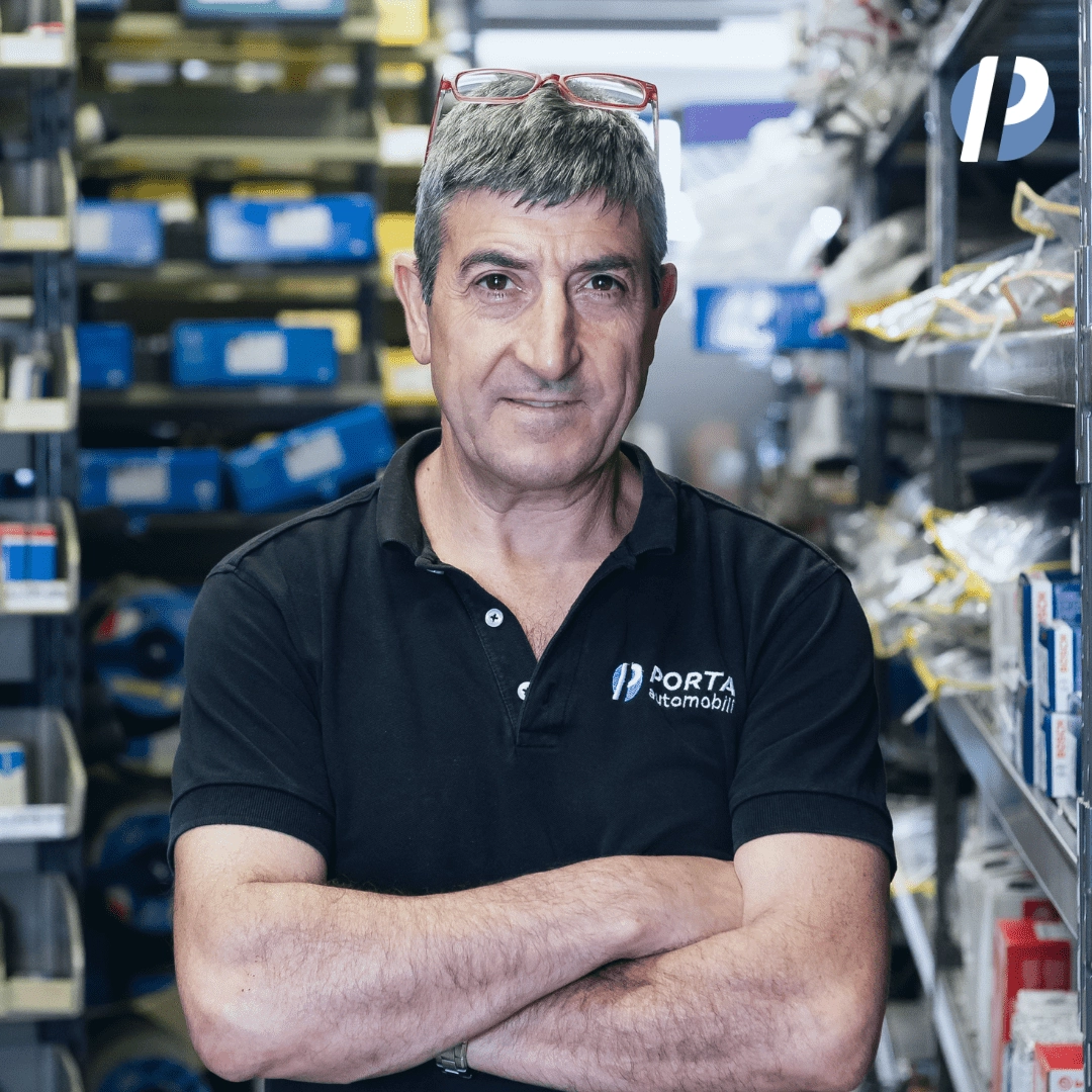 Ritratto di un professionista di Porta Automobili nel magazzino ricambi, al centro del processo di selezione innovativo basato sull’Interactive Recruiting.