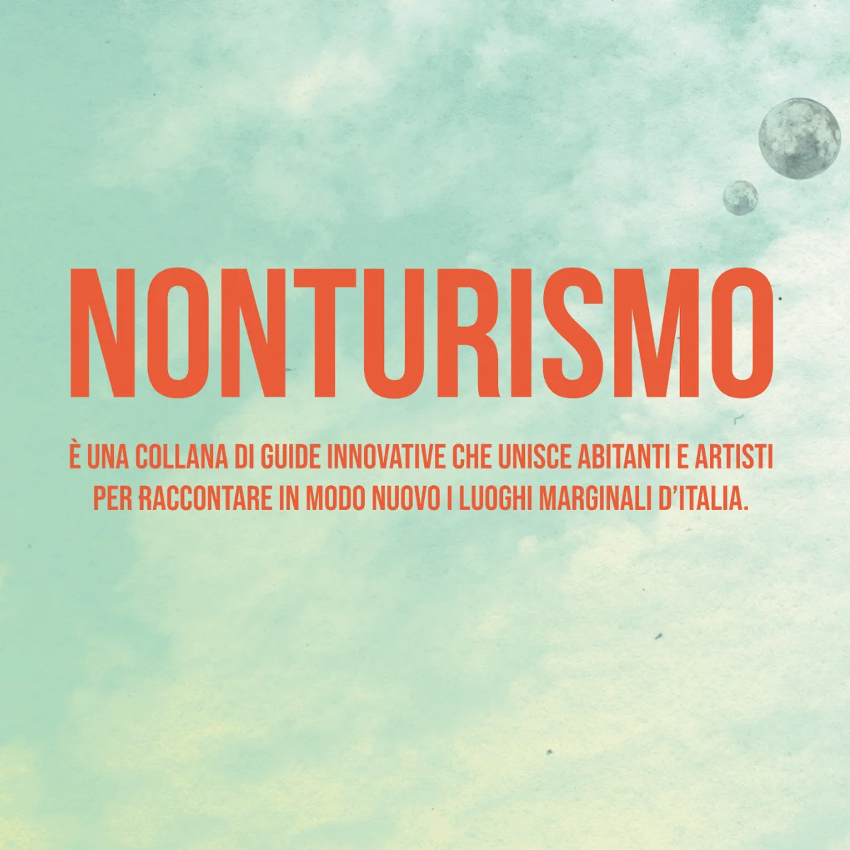 Grafica promozionale del progetto Nonturismo, collana di guide innovative ideata da Riverrun per raccontare i luoghi marginali d’Italia attraverso il coinvolgimento di abitanti e artisti, su sfondo celeste con lune stilizzate.